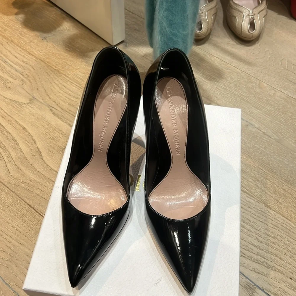 Alexander McQueen horn heel pump black with metallic blue heels size 40. - Picture 4 of 17